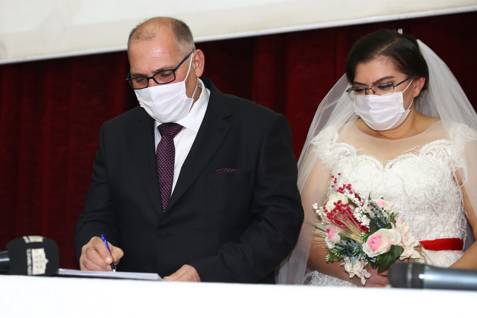 Pandemide sığındıkları otelde tanışan çift Bağcılar’da evlendi