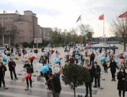 Öğretmenlerine yazdıkları yüzlerce mektubu balonlarla gökyüzüne yolladılar