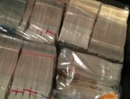 Takside unutulan serveti sahibine teslim etti