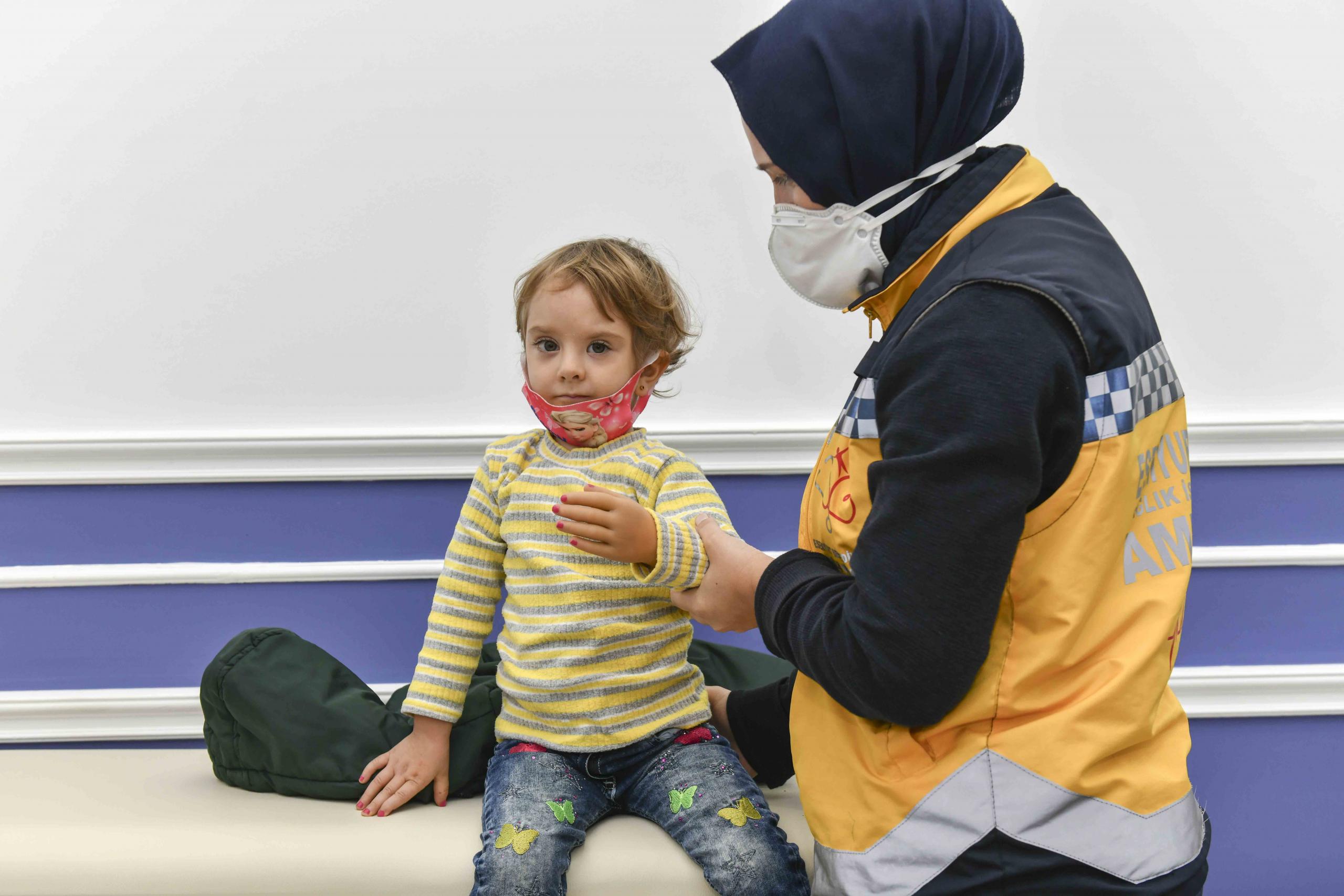 2,5 YAŞINDAKİ RABİA’YA PROTEZ KOL TAKILDI