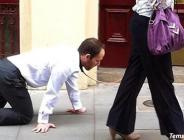 Kocasına tasma takıp gezdirdi!