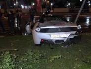 Antalya’da 4 milyon TL’lik lüks otomobil kazada kullanılamaz hale geldi