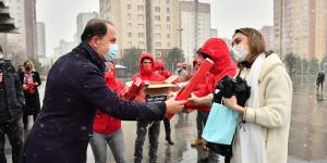 ÇALIK’TAN VATANDAŞLARA GÜL HEDİYESİ!