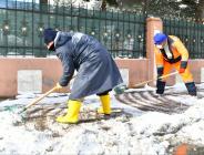 ESENYURT’TA KAMU KURUMLARININ ÇEVRESİ SÜREKLİ TEMİZLENİYOR