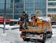 ESENYURT’TA KALDIRIM VE KÖPRÜLERDEKİ KAR KÜREME ÇALIŞMALARI SÜRÜYOR