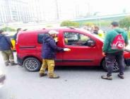 Otomobilinde baygınlık geçiren kadın kurtarıldı