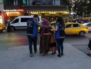 çocukları kullanarak dilenen kadınlar yakalandı