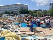 güneş altında sokakta namaz kıldılar