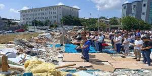 güneş altında sokakta namaz kıldılar