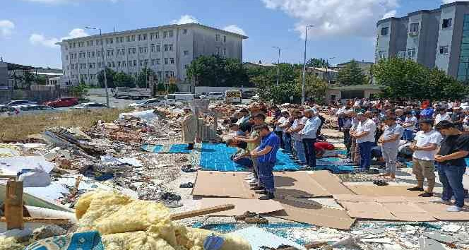 güneş altında sokakta namaz kıldılar