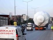 Devasa yük taşıyan tır şehri birbirine kattı