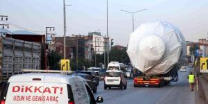 Devasa yük taşıyan tır şehri birbirine kattı