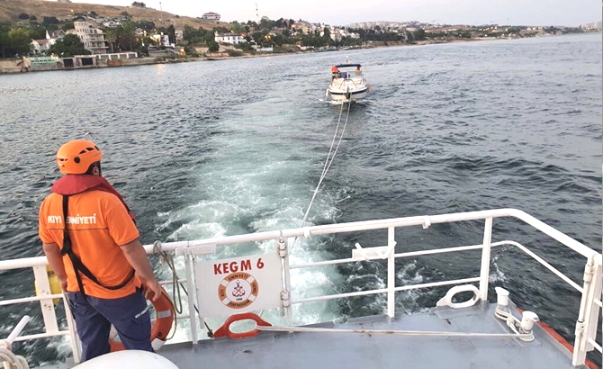 Büyükçekmece açıklarında arıza yapan tekne kurtarıldı