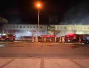 Beylikdüzü’nde 14 saattir yanan fabrikada itfaiyenin çalışması sürüyor