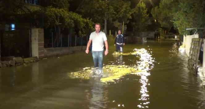 Silivri’de İ su borusu patladı, evleri su bastı