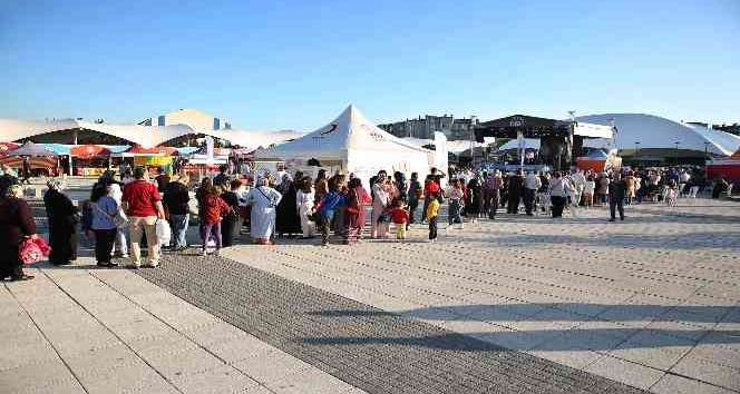 Trabzon Festivali’nde 3 ton hamsi ikram edildi