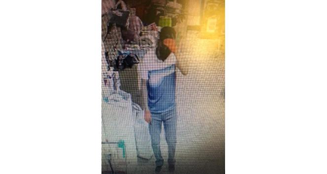 Çekçekli arabayla geldiler, bilgisayar monitörü çaldılar