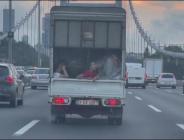 İstanbul’da kamyonet kasasında tehlikeli yolculuk