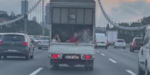 İstanbul’da kamyonet kasasında tehlikeli yolculuk