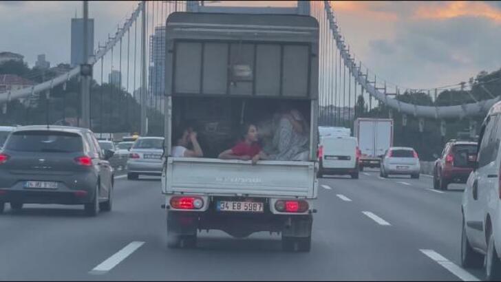 İstanbul’da kamyonet kasasında tehlikeli yolculuk