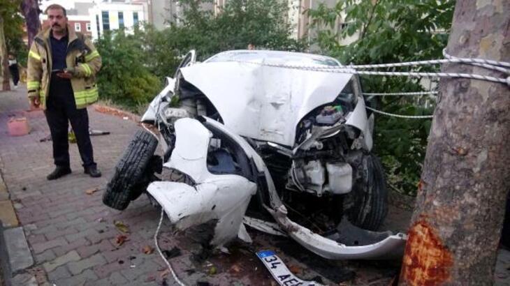 Avcılar’da ağaca çarpan otomobil sürücüsü yaralandı