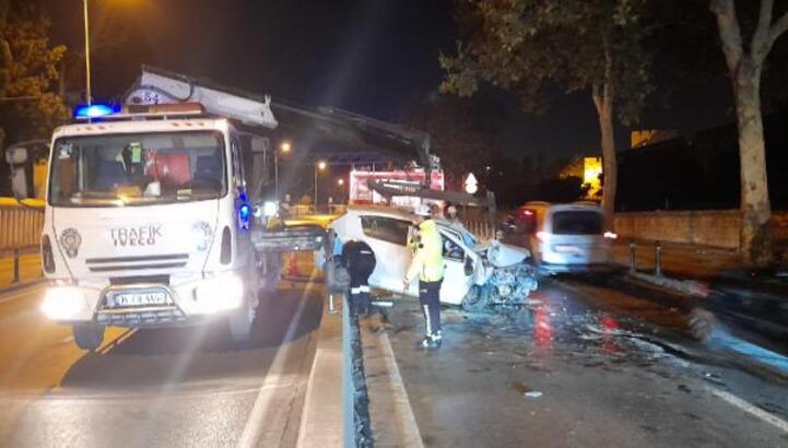 ağaca çarptıktan sonra refüje çıkan otomobilin sürücüsü yaralandı