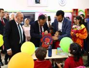 Başkan Özdemir’den öğrencilere kırtasiye hediyesi