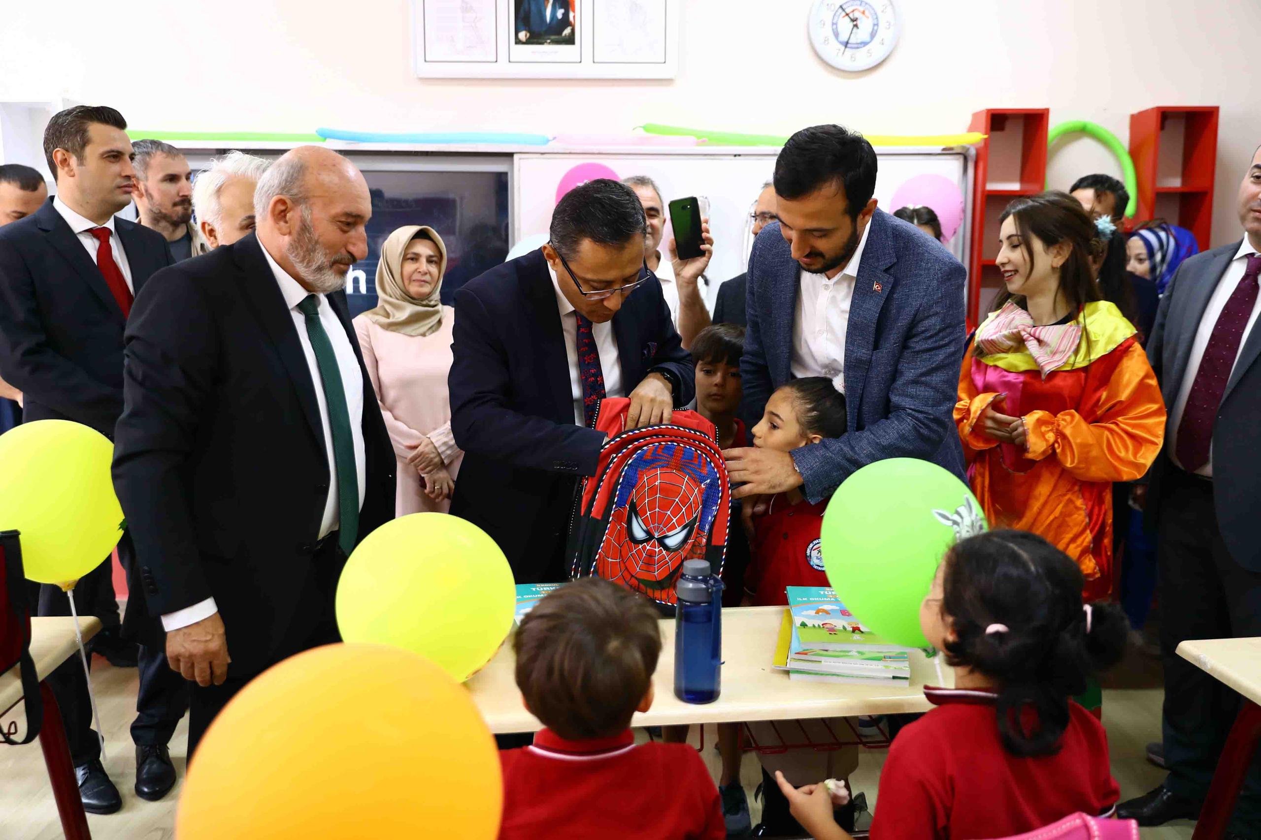 Başkan Özdemir’den öğrencilere kırtasiye hediyesi
