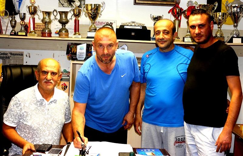 Güzelcespor’da bir imza da teknik heyetten geldi.