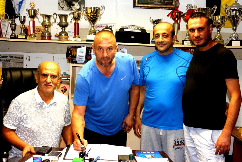 Güzelcespor’da bir imza da teknik heyetten geldi.