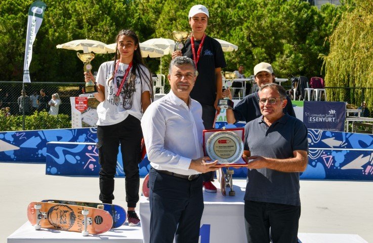 TÜRKİYE’NİN KAYKAY ŞAMPİYONLARI ÖDÜLLERİNİ ALDI