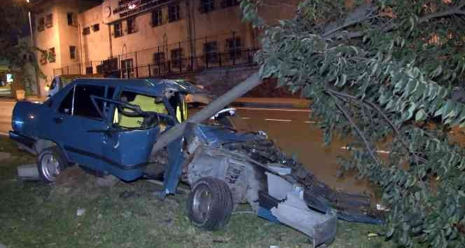 Küçükçekmece’de  otomobil ağaca saplandı: 3 yaralı
