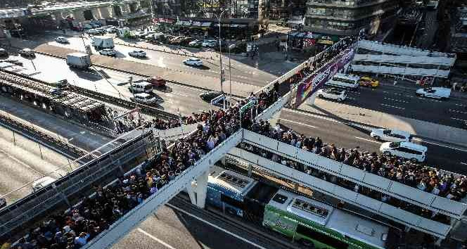 Metrobüse ulaşım kuyruğu üst geçidi kilitledi