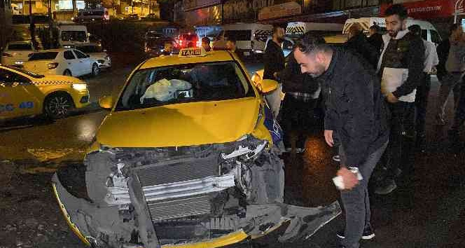 Esenyurt’ta ticari taksiyle otomobil kafa kafaya çarpıştı: 2 yaralı