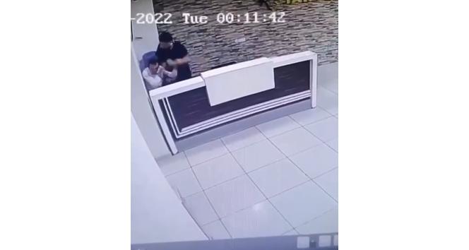Güvenlik görevlisinin yaptığına bakın
