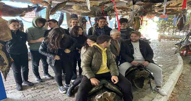 öğrenciler, derslerinin stresini balık yiyerek attı