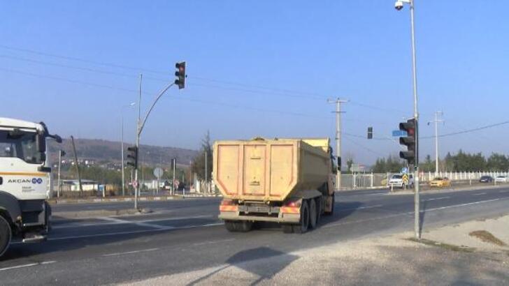 Büyükçekmece'de hafriyat kamyonlarının  yasak dönüş tehlikesi
