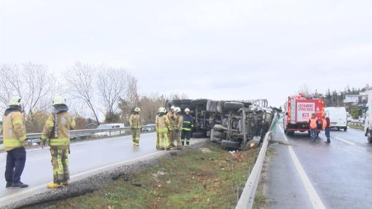 Büyükçekmece D-100’de kamyon devrildi, şoför öldü