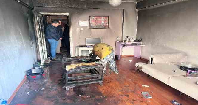 Avcılar’da vücut geliştirme şampiyonu evini ateşe verdi, yaktığı eşyaları balkondan attı