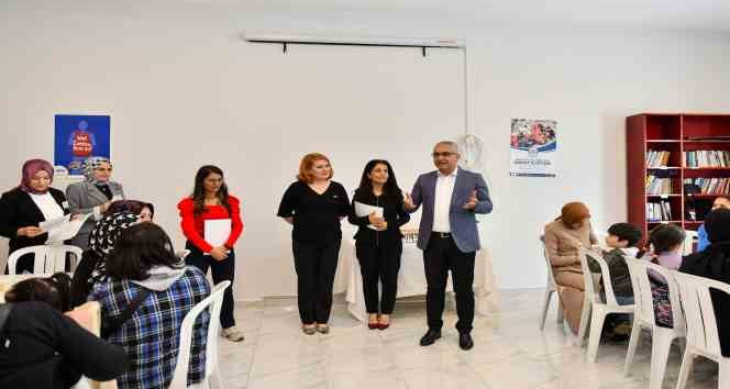 Esenyurt’ta ‘Kadın Sosyal Yaşam Merkezi’nde programa katılan kadınlara sertifikaları verildi