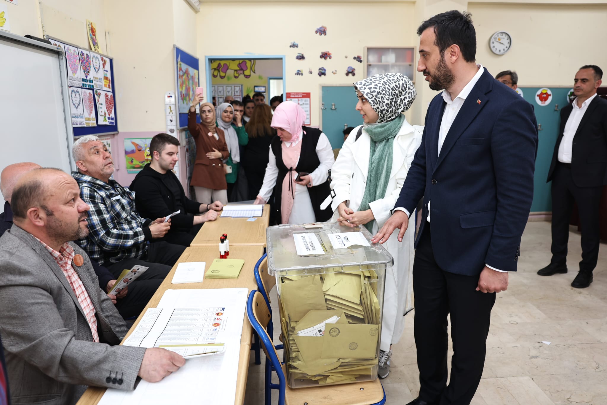 Bağcılar Belediye Başkanı Abdullah Özdemir, eşiyle birlikte oy kullandı