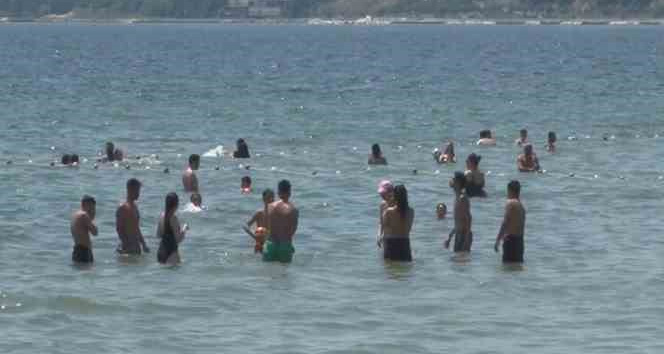 Bayramın ilk gününde vatandaşlar sıcak havanın tadını denize girerek çıkardı