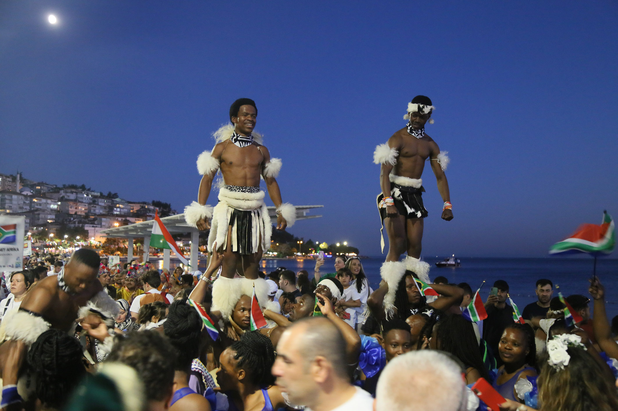100 ülkenin katıldığı festivalin görüntüleri Rio Karnavalını aratmadı