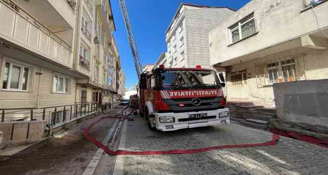 Esenyurt’ta 5 katlı binadan alevler yükseldi: Yangın 2 binaya daha sıçradı