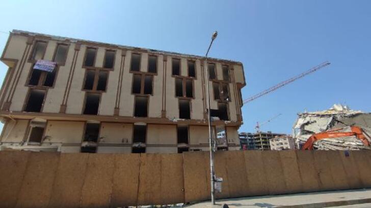 Küçükçekmece’de bir bölümü çöken Arel Üniversitesi’nin yıkımı başladı