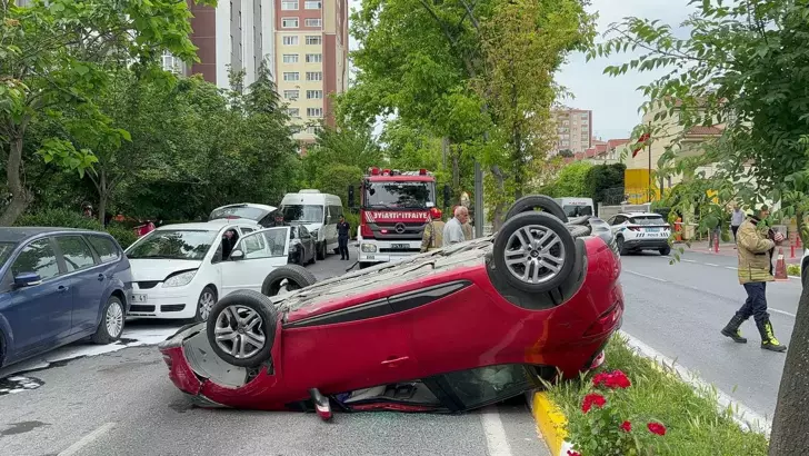 Beylikdüzü’nde park halindeki otomobile çarpıp takla attı: 1 yaralı