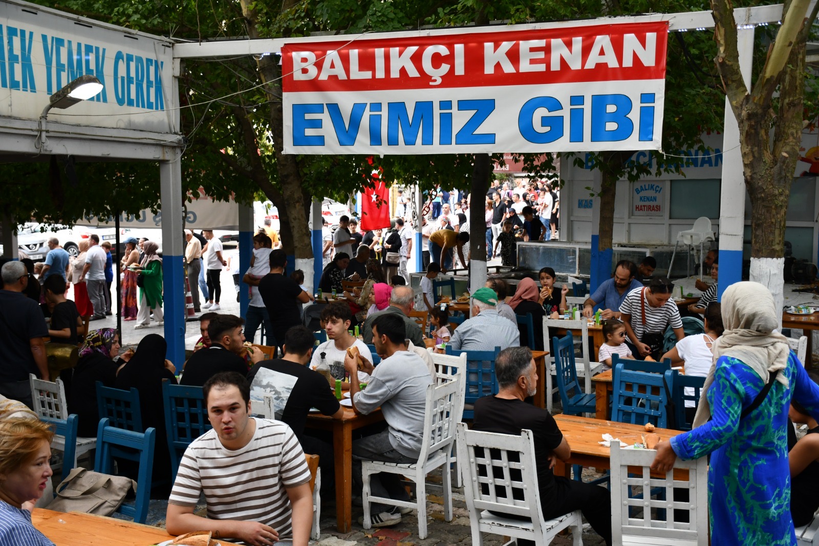 30 Ağustos Zafer Bayramı’nda yüzlerce balık ekmek ikram edildi