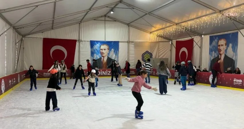 Bakırköy Belediyesi Buz Pisti, çocukların uğrak noktası oldu
